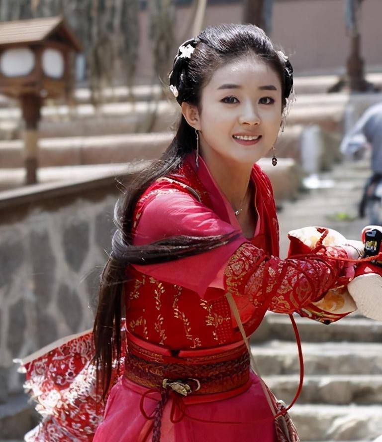 赵丽颖在《追鱼传奇》中饰演红绫,因为是红鲤鱼全剧都以深红,玫红为主