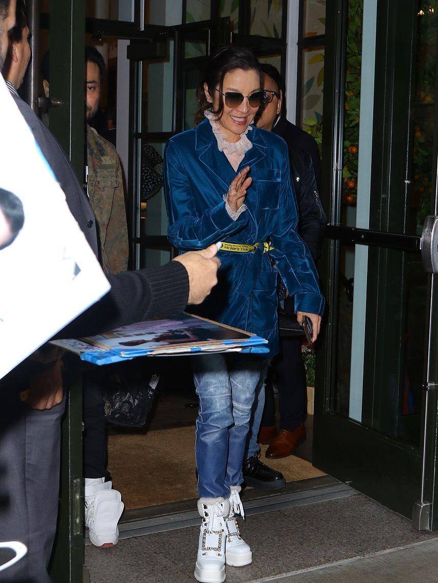 功夫女星"杨紫琼"也时髦,穿丝绒外套配牛仔裤,尽显女侠风范_时尚_造型