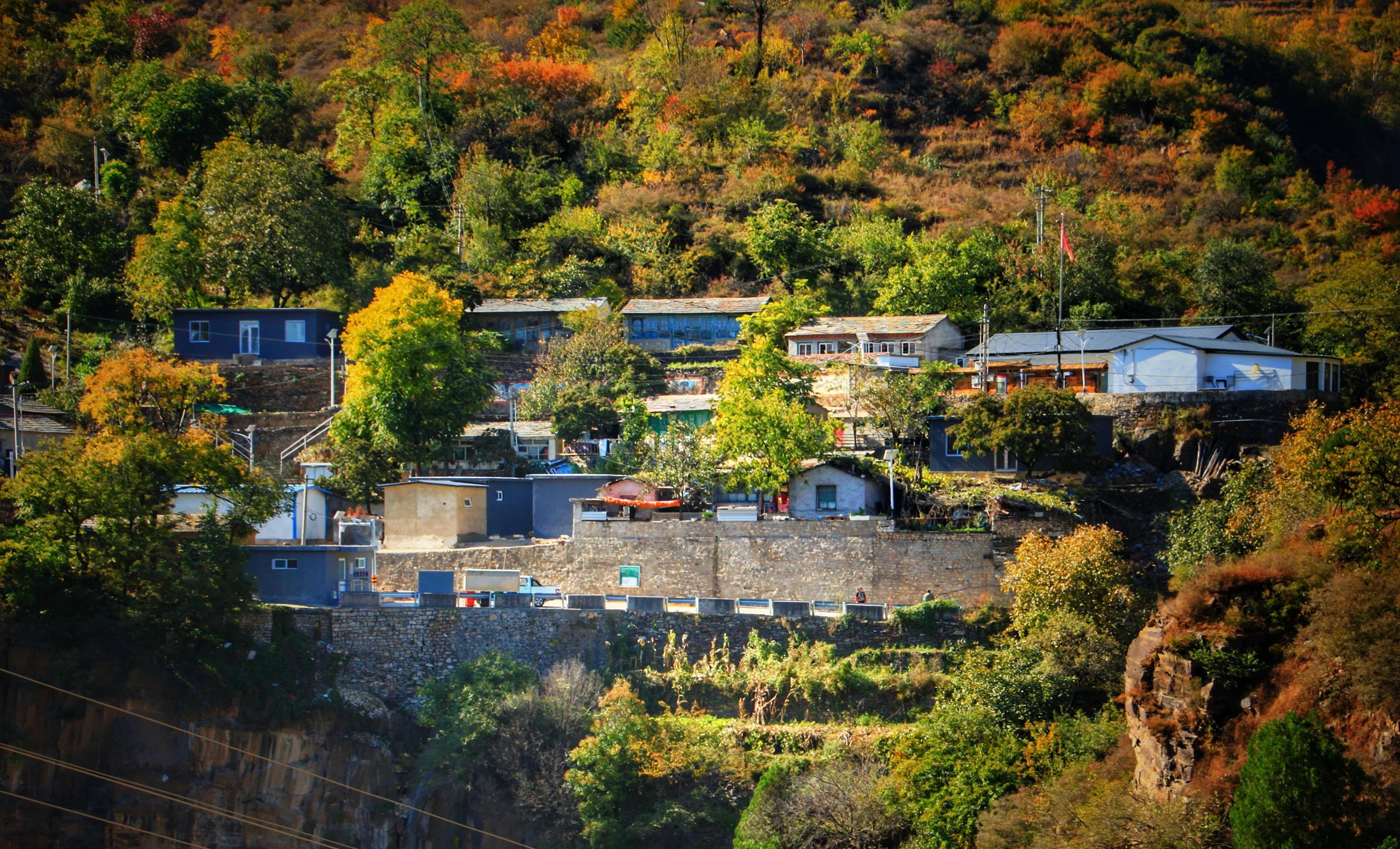 的景色惊艳到,在崇山峻岭之中,在断崖峭壁之上,有一个小小的古村落