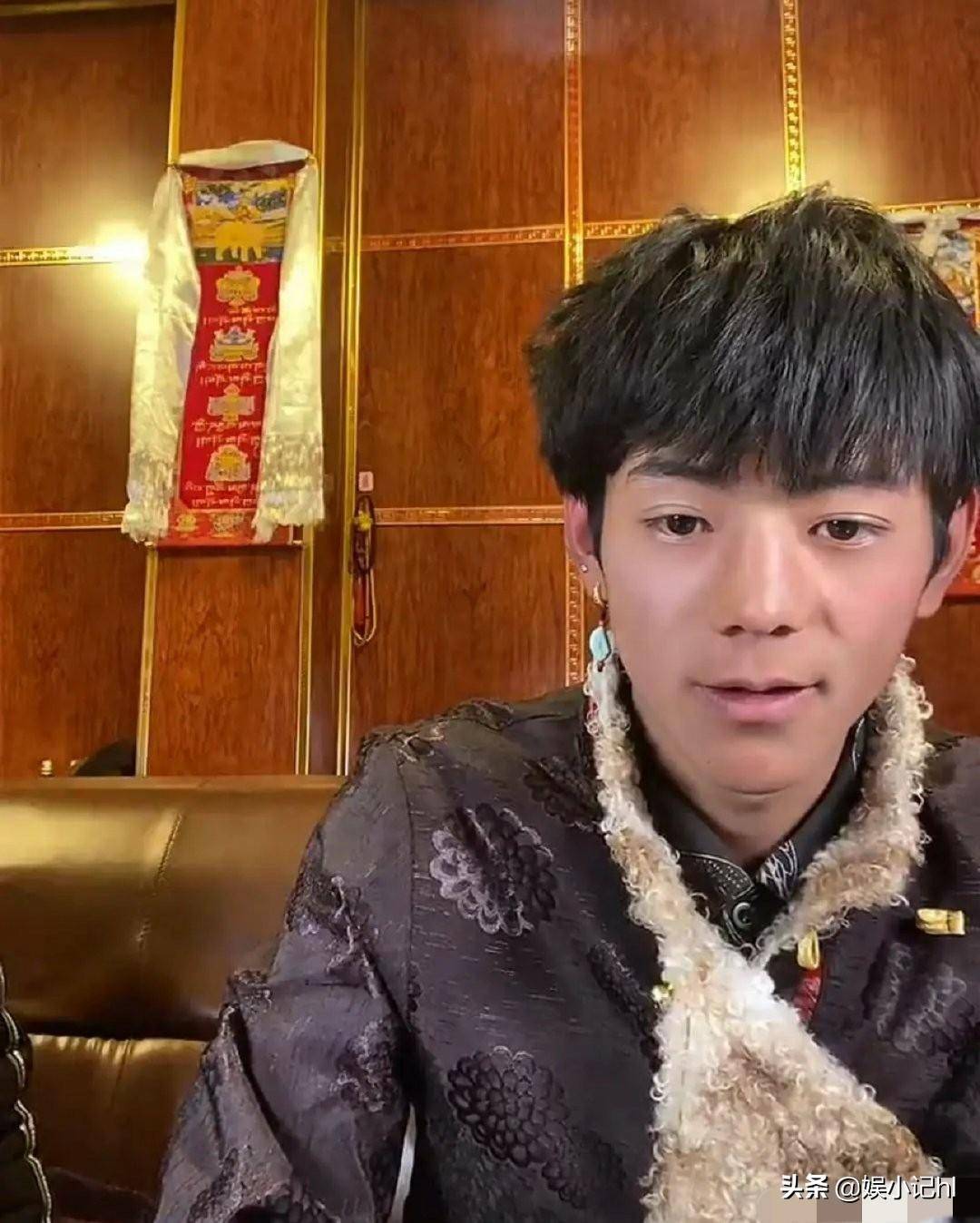 康巴帅哥丁真#近日,20岁康巴汉子丁真一夜爆火,原生态素颜
