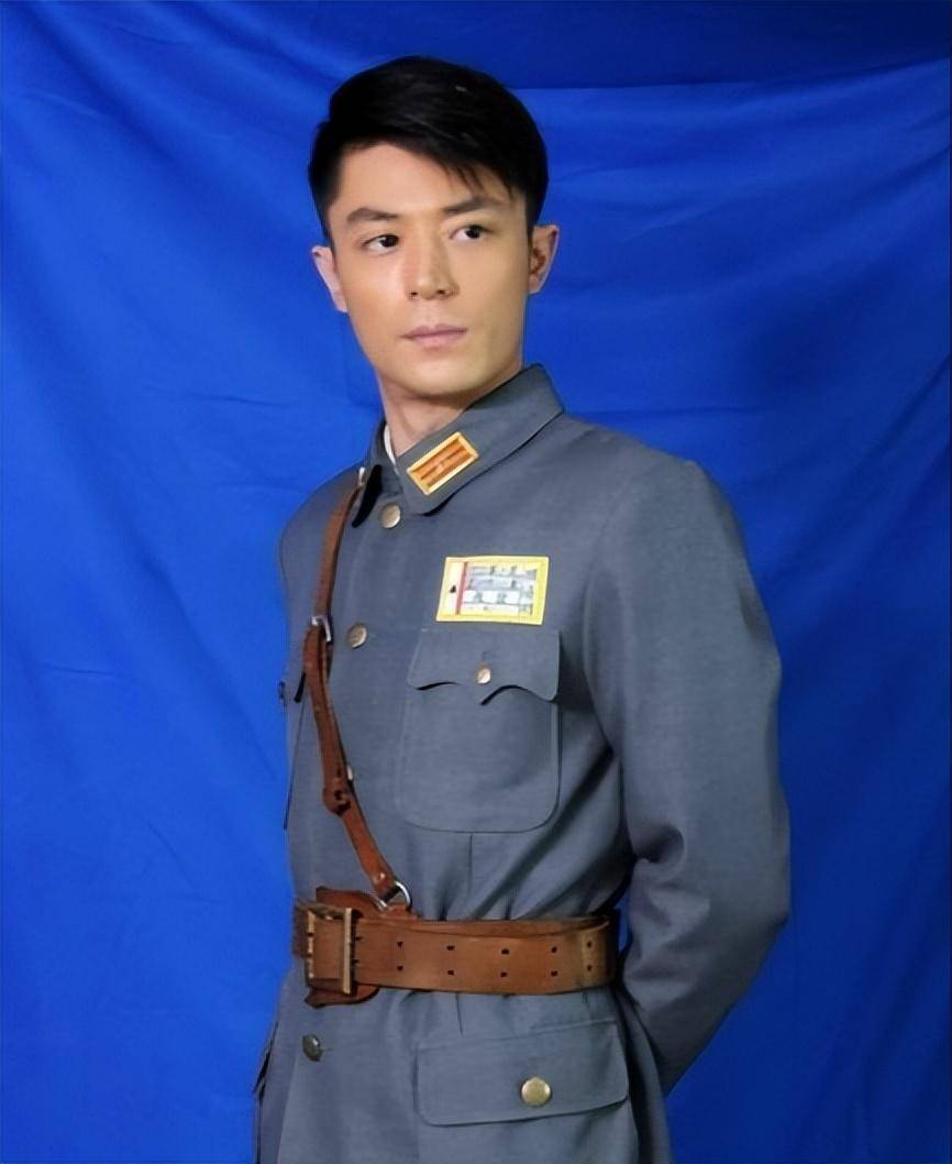 年纪了,工作两年后,他依旧没有等来公司所谓的包装,霍建华进去后也