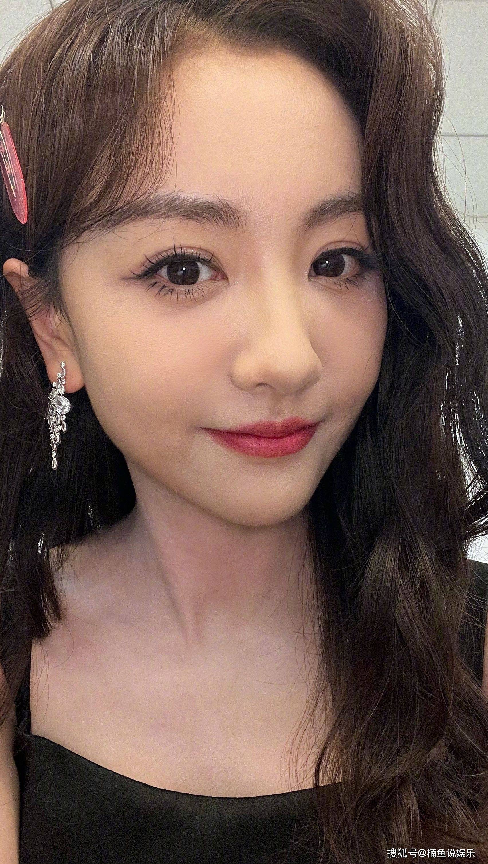 41岁杨蓉真是气质美女,穿吊带裙尽显窈窕身段,生图比精修图还美_黑色