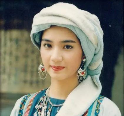 一下子抓住一切机会,先后出演《第八宗罪《亡命天涯》等作品,从此