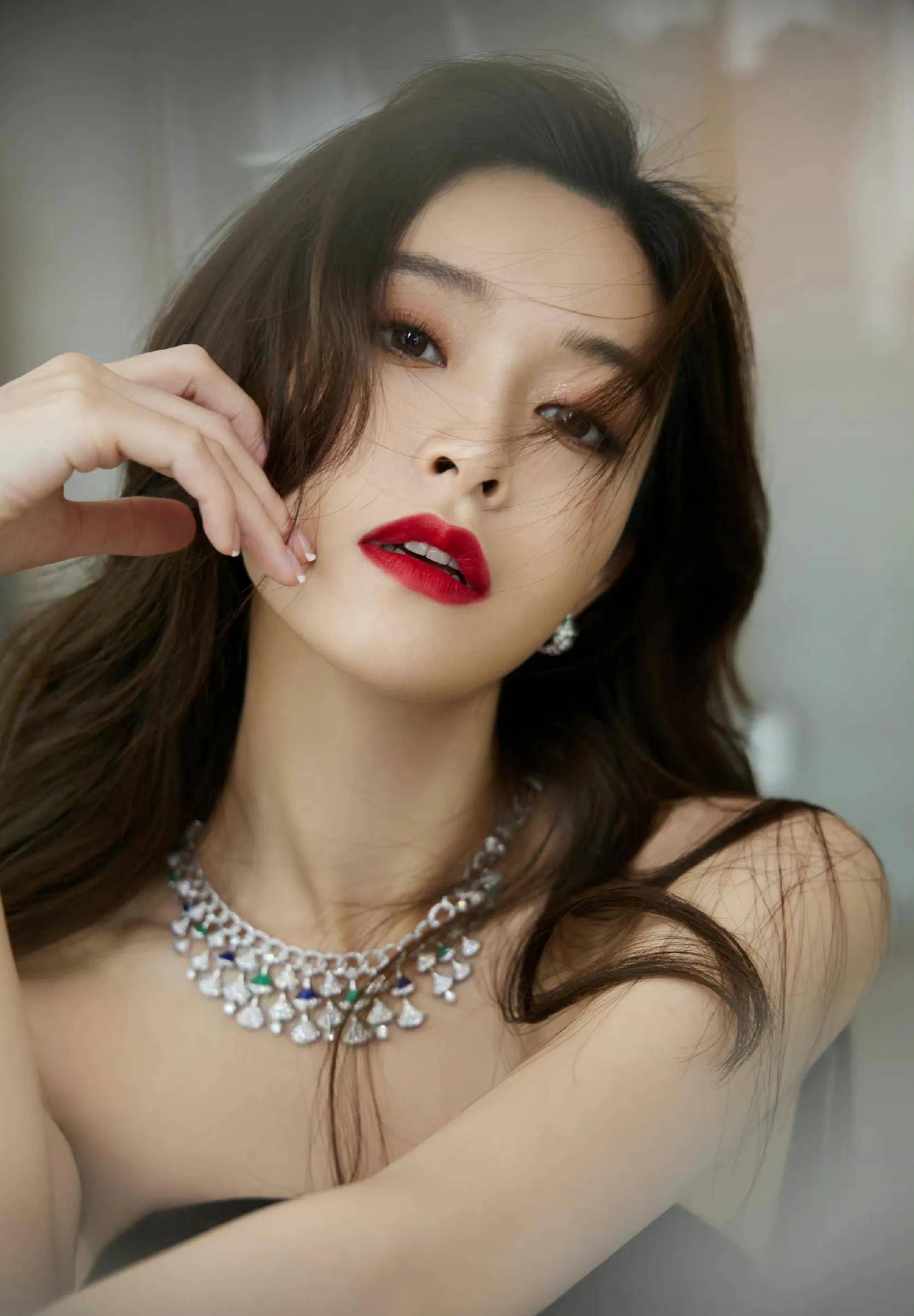 文咏珊穿黑色高开叉裙现身海影节闭幕式,红唇烈焰,性感妩媚.