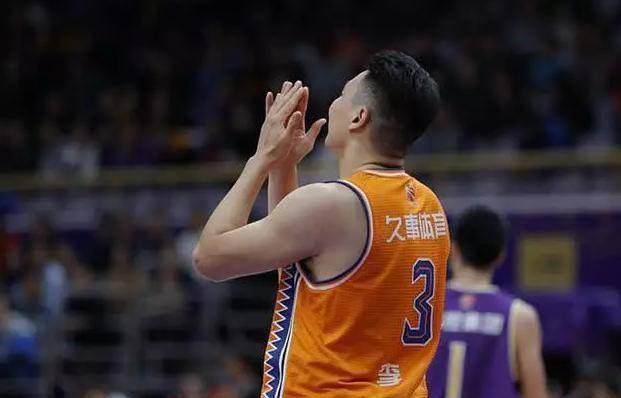 赛季或者过去的名气拿到大合同之后沉沦的球员不少,在过去包括段江鹏