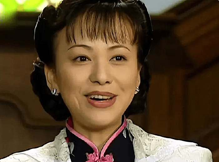 再看《情深深雨蒙蒙》发现,梦萍不过是个色厉内荏头脑简单的角色_依萍