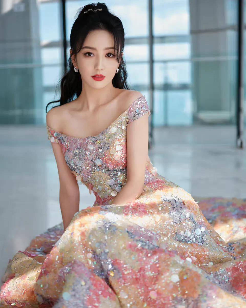 佟丽娅深v透视裙造型,雍容华贵 性感美艳 糖果色亮片长裙华丽璀璨_的