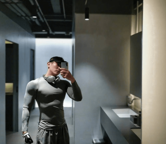 在运动的过程中,肌肉也显现出来了,训练时的杜江看起来也非常的时尚