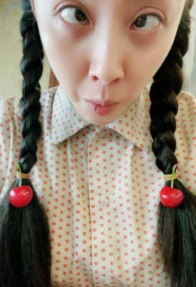 殷桃深夜晒素颜健身照,穿露胃上衣秀马甲线,41岁状态不输刘涛_造型