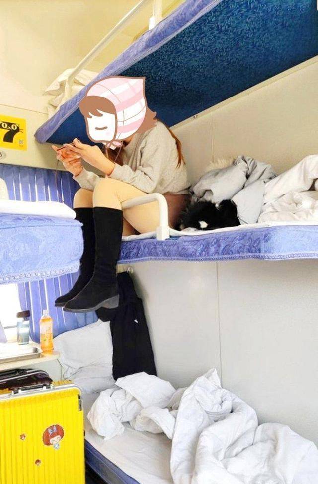 女子在火车卧铺熟睡,醒后发现被子被翻,衣物上还有不明时尚_男子_女士