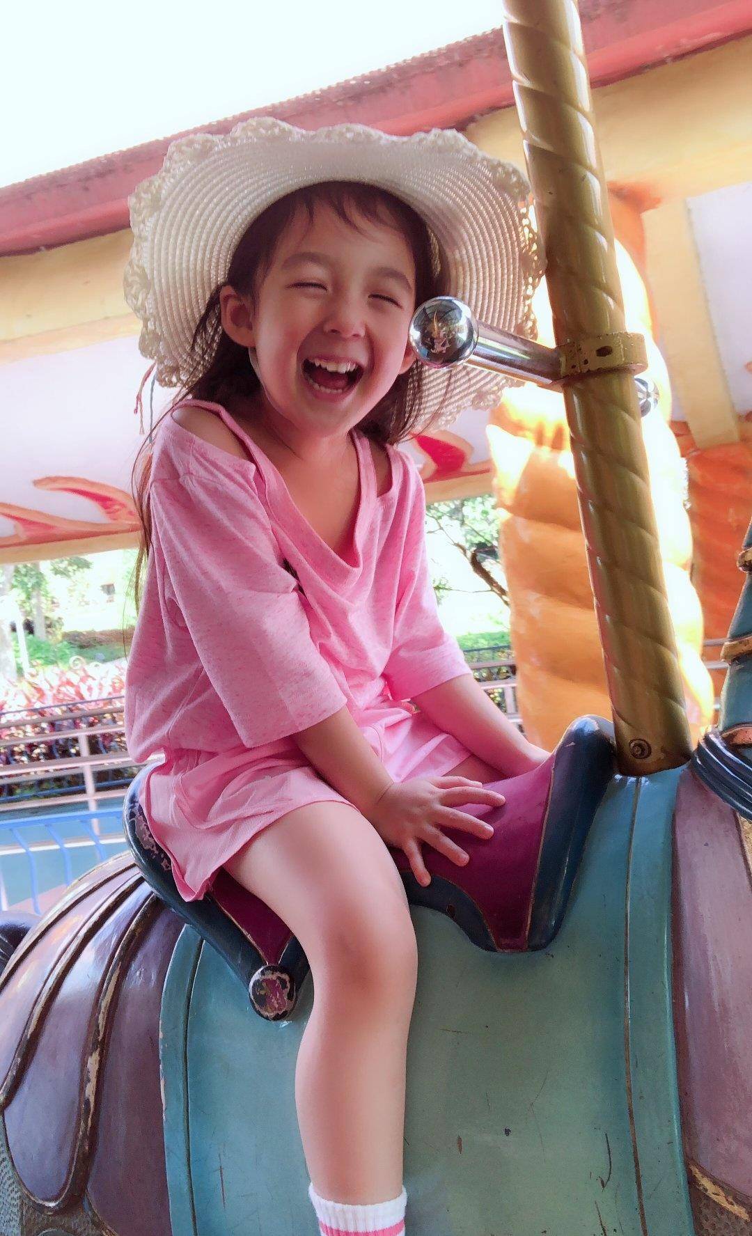 小泡芙试公主裙,自恋到一直盯着镜子里的自己看_王婉霏_孩子_妹妹