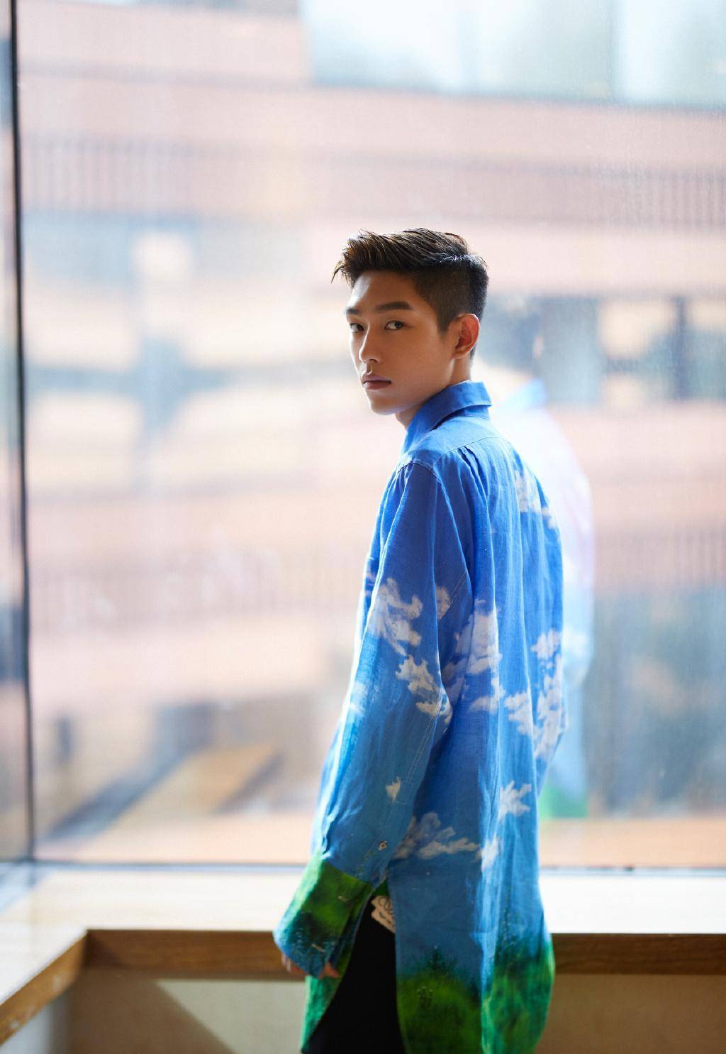 王锵:出道2年的他资源到底有多好!