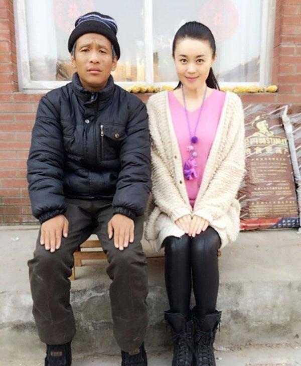 与关婷娜合影太吃亏,宋小宝发呆,小沈阳隐形,只有他占到了便宜_赵本山