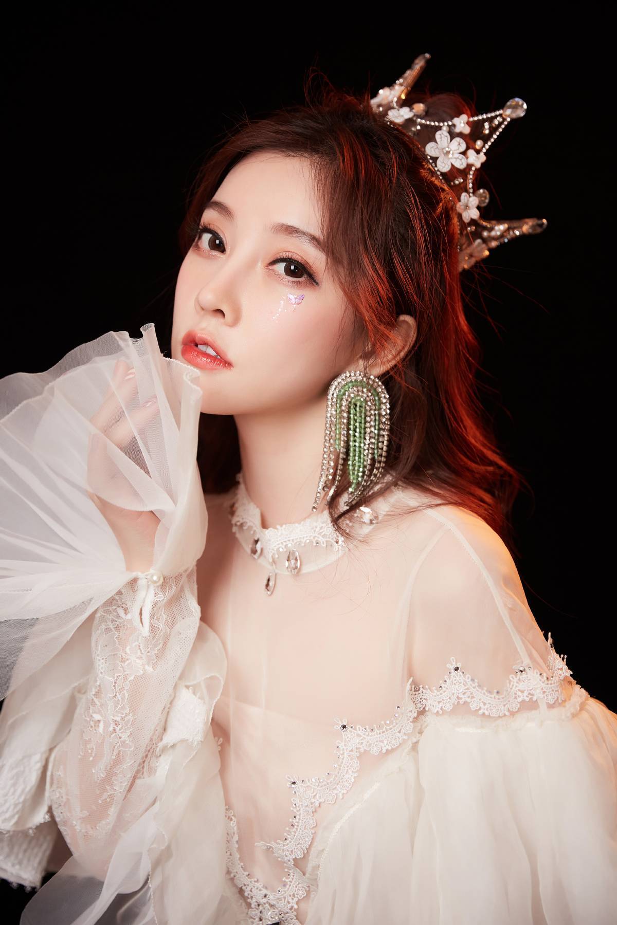 冯提莫唱《带我走》直言八点不开播就吃黑蒜粉丝