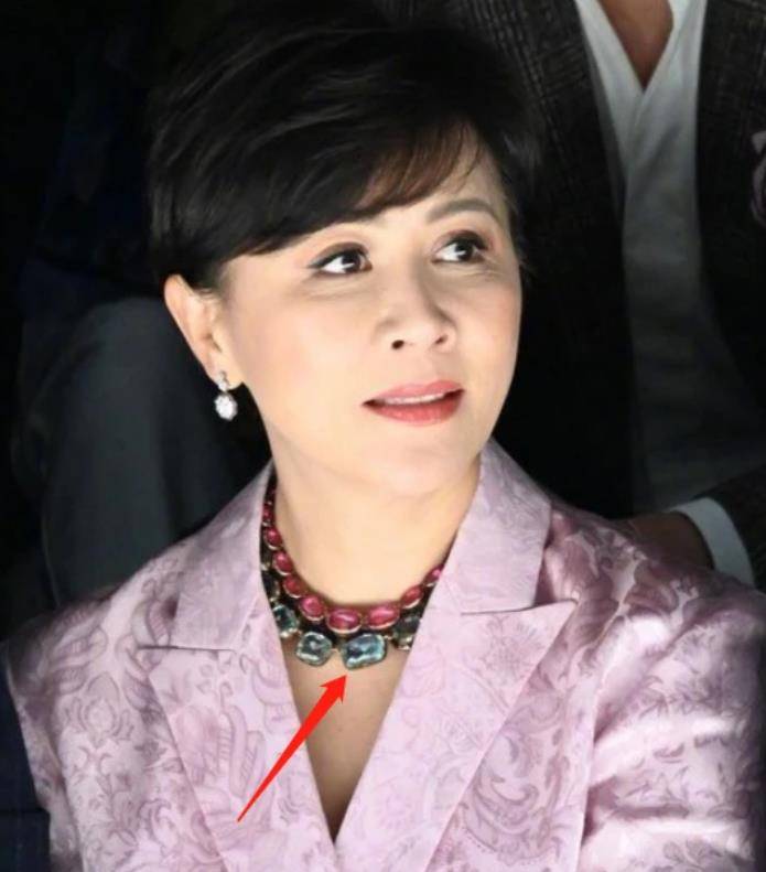 毕竟,她是一位55岁的女明星.