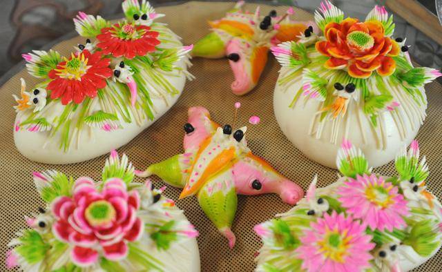 68岁老人农村开馍铺,做的花馍美轮美奂,说春节前后预定最多_大娘