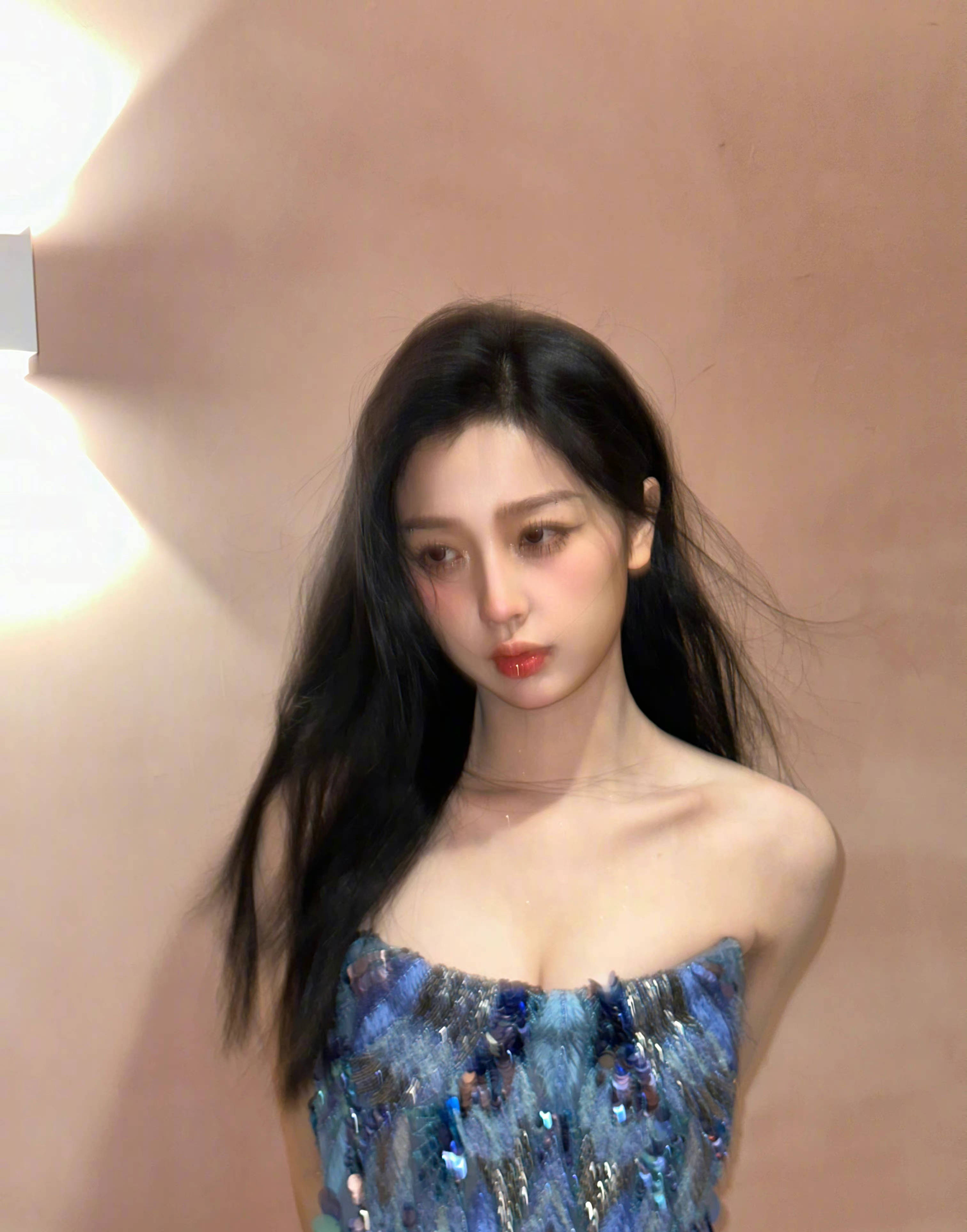 虞书欣穿上这件性感抹胸裙身材凹凸有致 冰肌玉骨尽显纯欲风,看上去