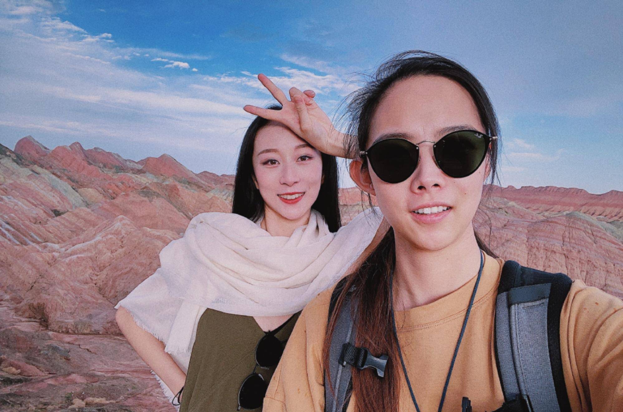 杨丽萍徒弟水月与爱人度蜜月,"摸头杀"暴露家庭地位,果然嫁给了爱情