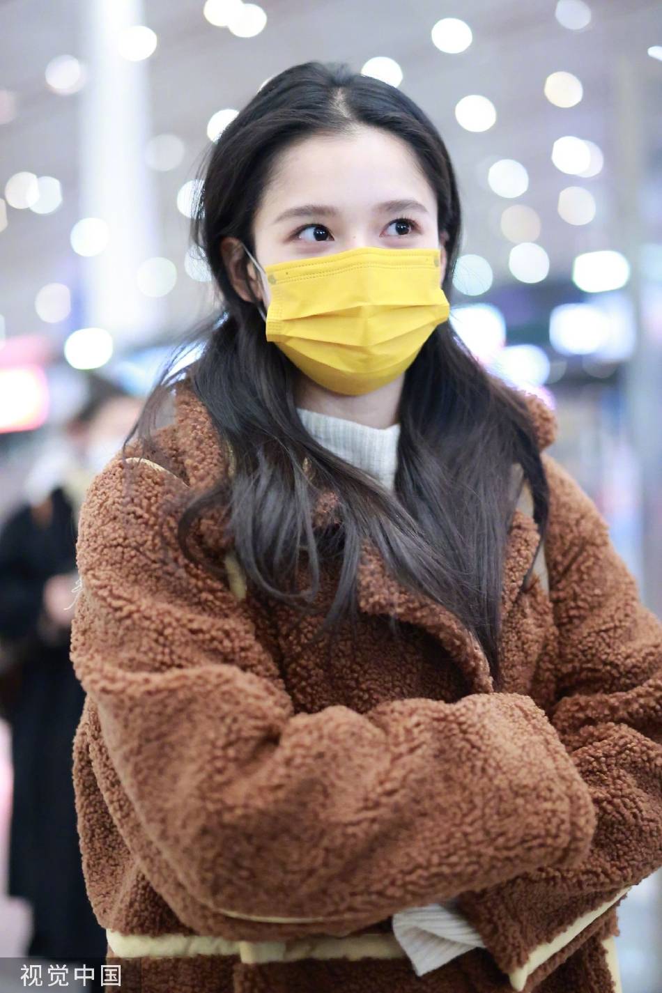 张婧仪穿羊羔绒外套现身机场 戴黄框眼镜穿着保暖气质好_棕色_时尚