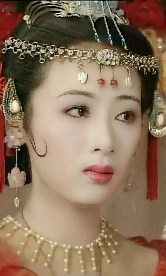 视频中,时隔20年,小李琳扮上古装,再次穿上当年在剧中的那件大红嫁衣.