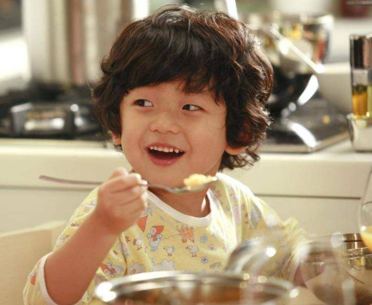 非常主播:11年过去了,剧中小男孩如今成标准帅哥,撞脸某男星_长相