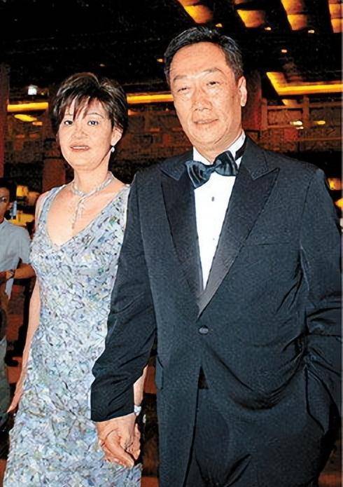 看着心事重重的丈夫,林淑如抱着孩子,想到了给过自己无限庇护的父母