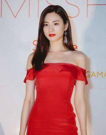 连续3年评为世界最美面孔,曾穿粉色液体裙,获封为"