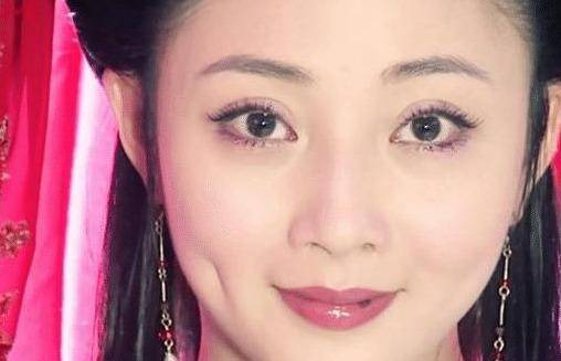 演员殷桃的嘴唇为什么总是破的?