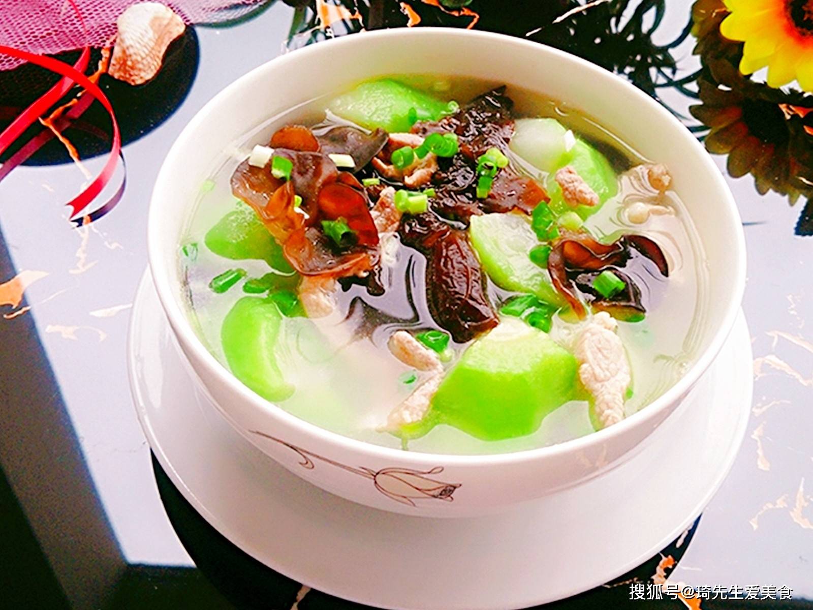 谷雨将至,天气渐热,尝尝这道木耳丝瓜汤,翠绿养眼清爽鲜美