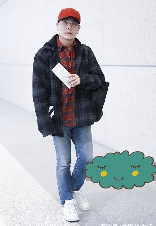 张信哲穿格子夹克配格子衬衫,头上戴小红帽,52岁了也很时髦!