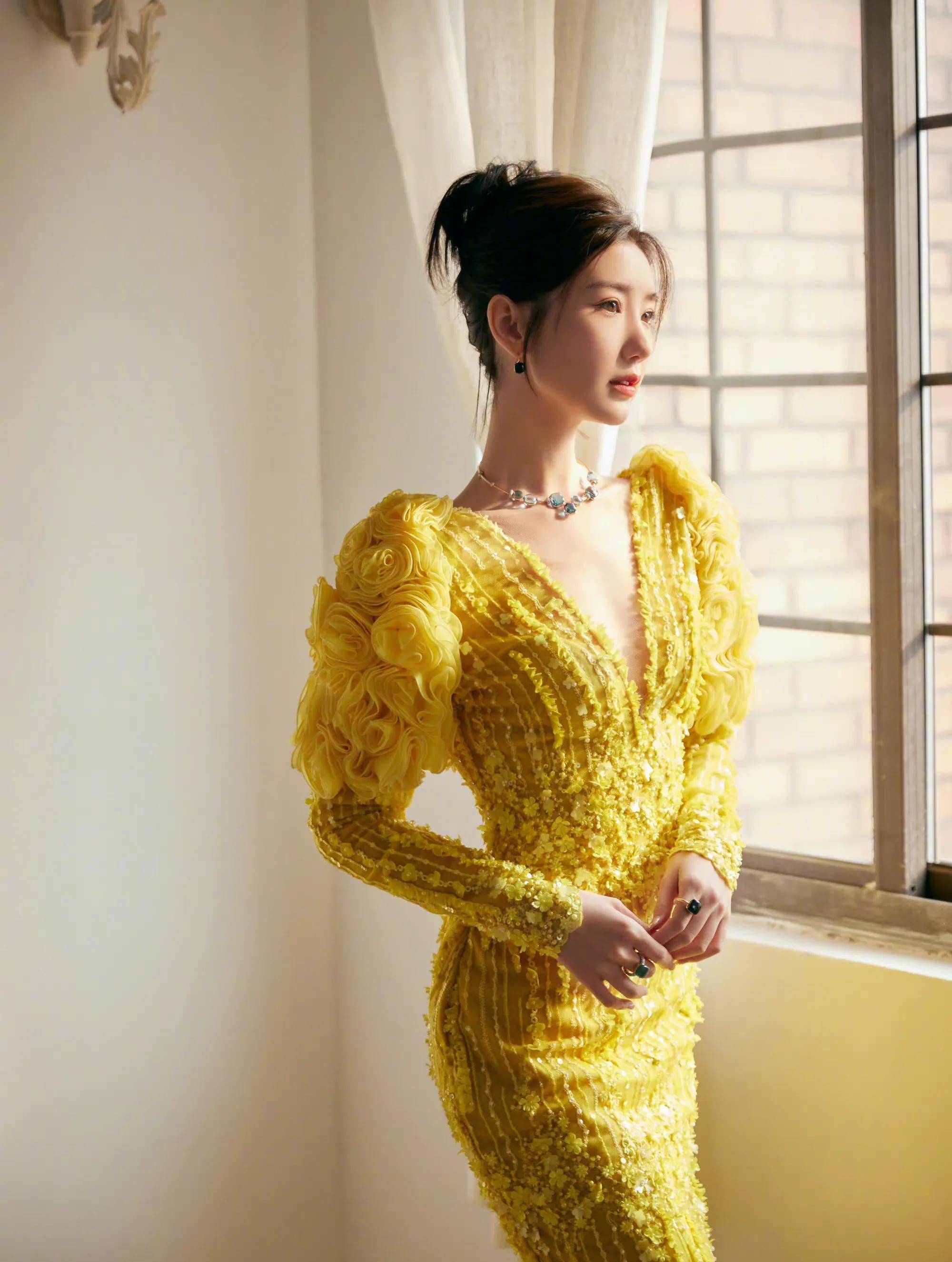 又一波红毯 毛晓彤深v露背裙太惊艳 孙千透视装性感 于文文身材火辣