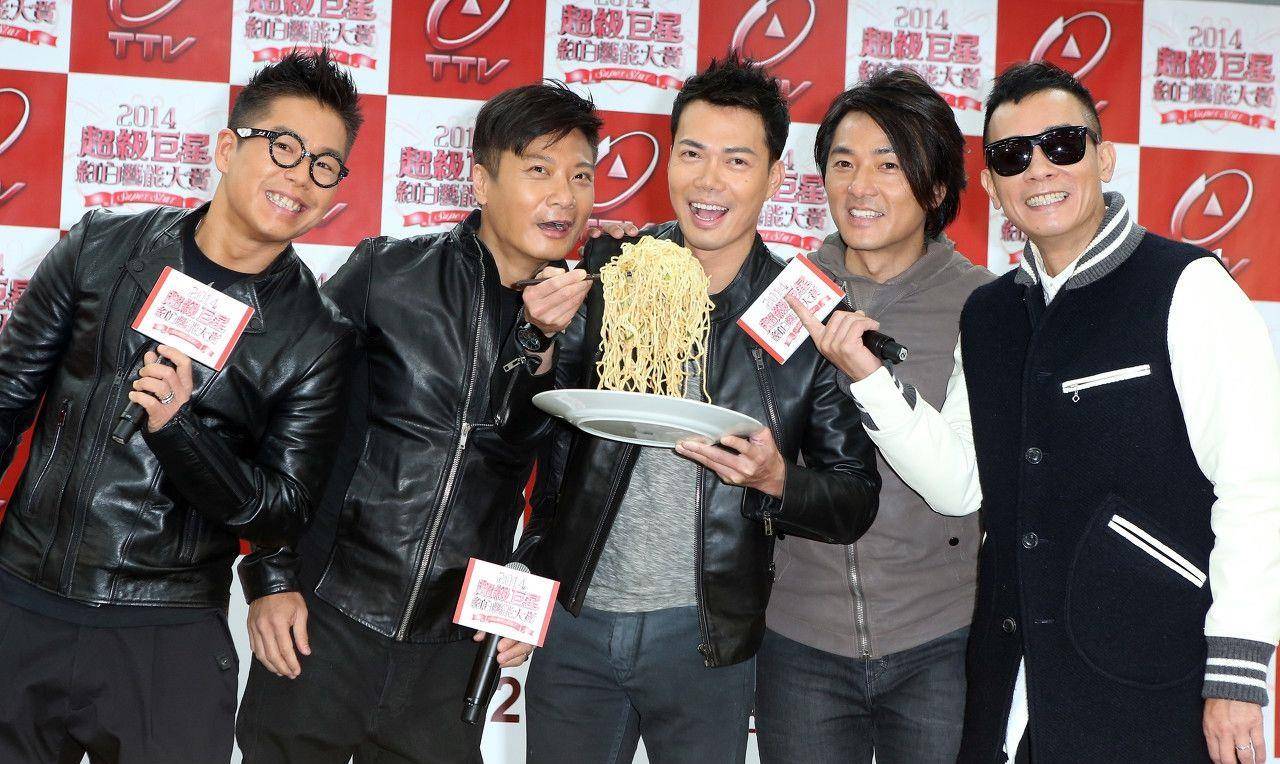 林晓峰的姐姐是林姗姗,是郑伊健的经纪人,哥哥林海峰也是多重身份