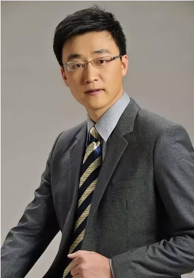 苗凯:从农村走出来的央视主播,弟弟替他辍学,女友帮他走上播音之路