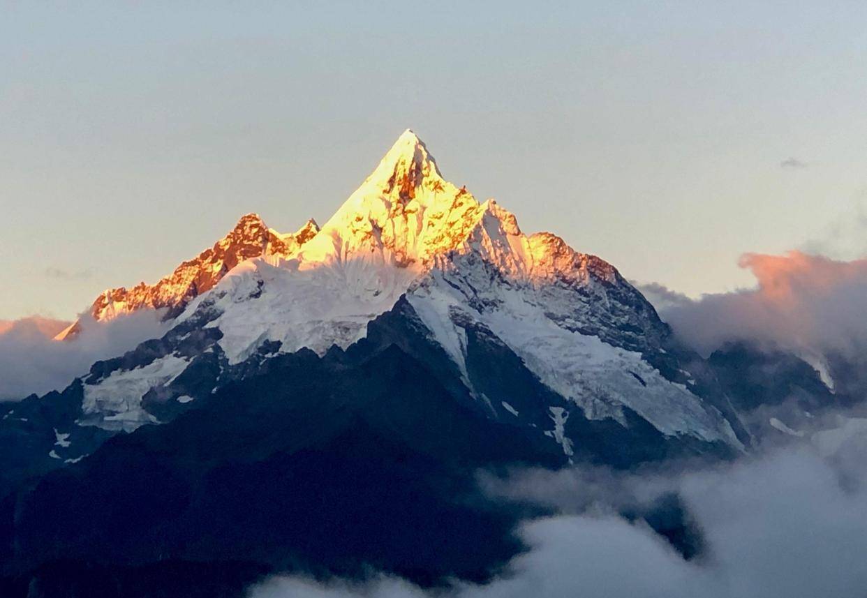 雪山的山神图片