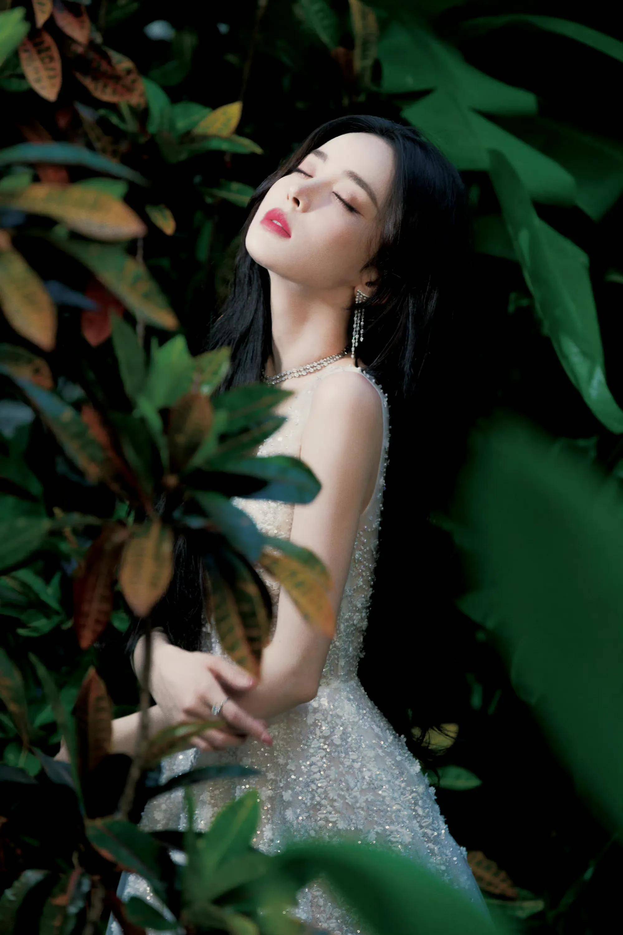 古力娜扎晶钻长裙造型,身材火辣,时尚迷人_长发_袭晶_披肩