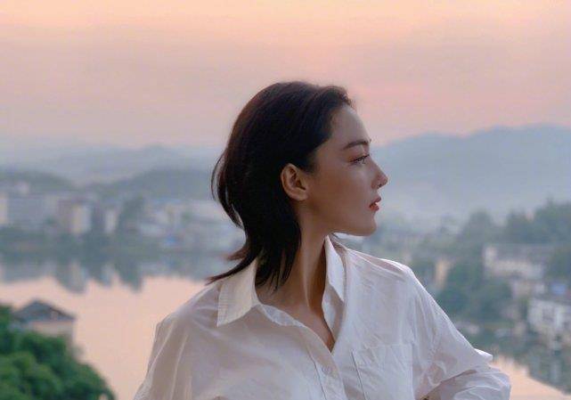 张馨予晒绝美侧脸照,编辑记录暴露性格,给自己的评论亮了_照片_排版