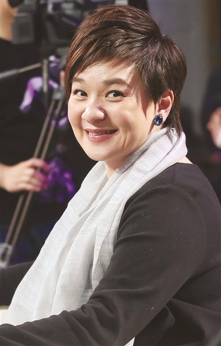 《超级女声》评委柯以敏,因毒舌惹众怒,如今过得如何了?