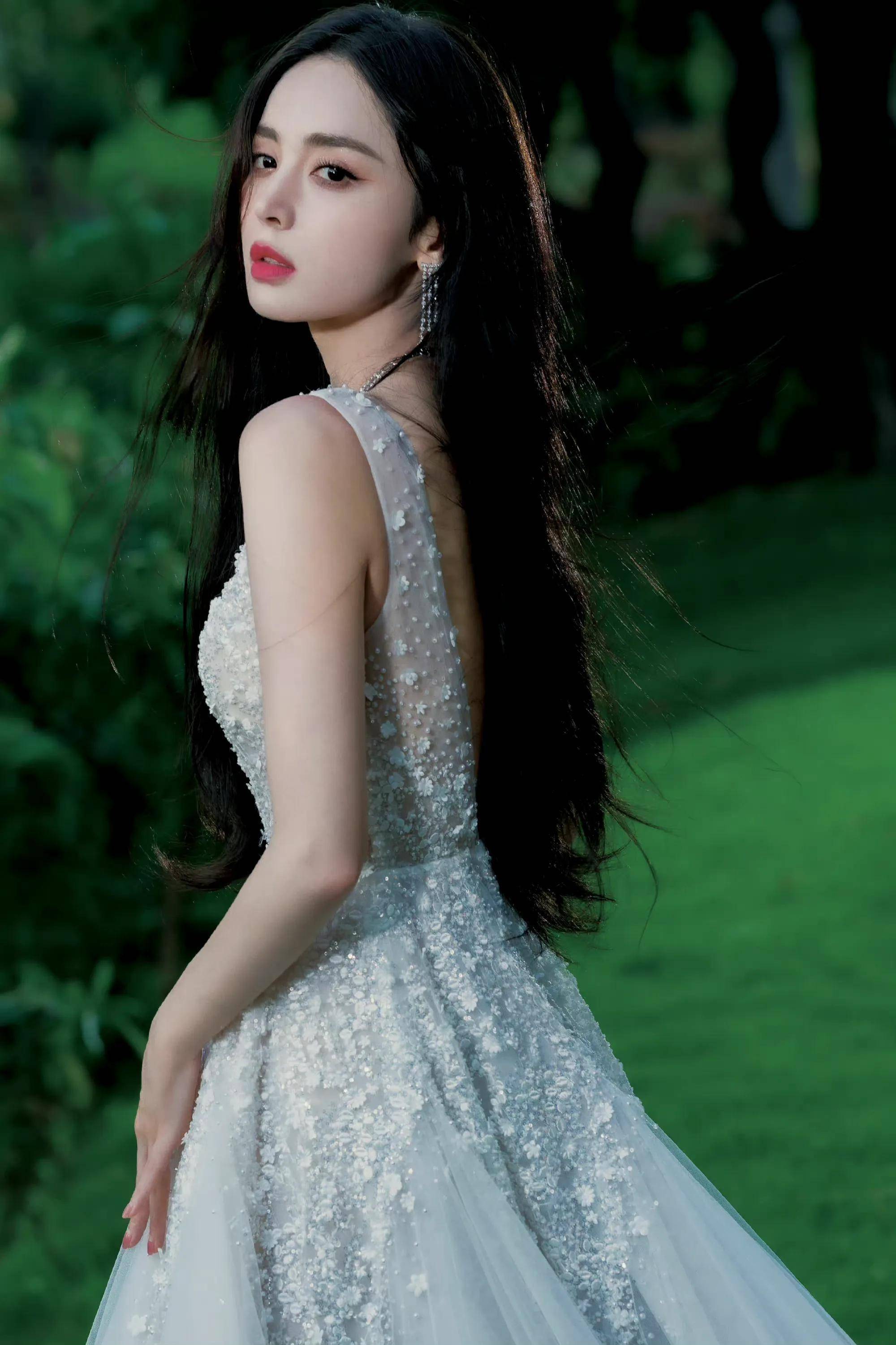 古力娜扎晶钻长裙造型,身材火辣,时尚迷人_长发_袭晶_披肩