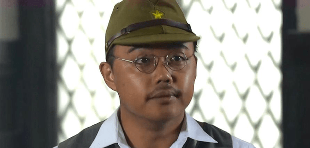 当两人来到办公室之后,首长先是叹了一口气,之后将头顶的帽子扔在桌子