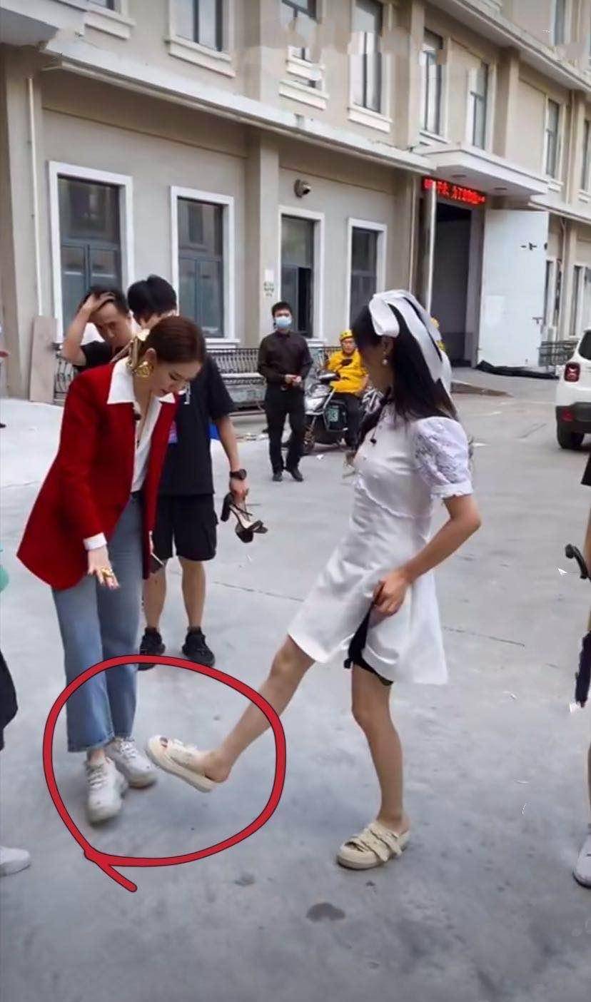 两人现场"比脚大",离开滤镜身材亮了_亮点_气质_网友