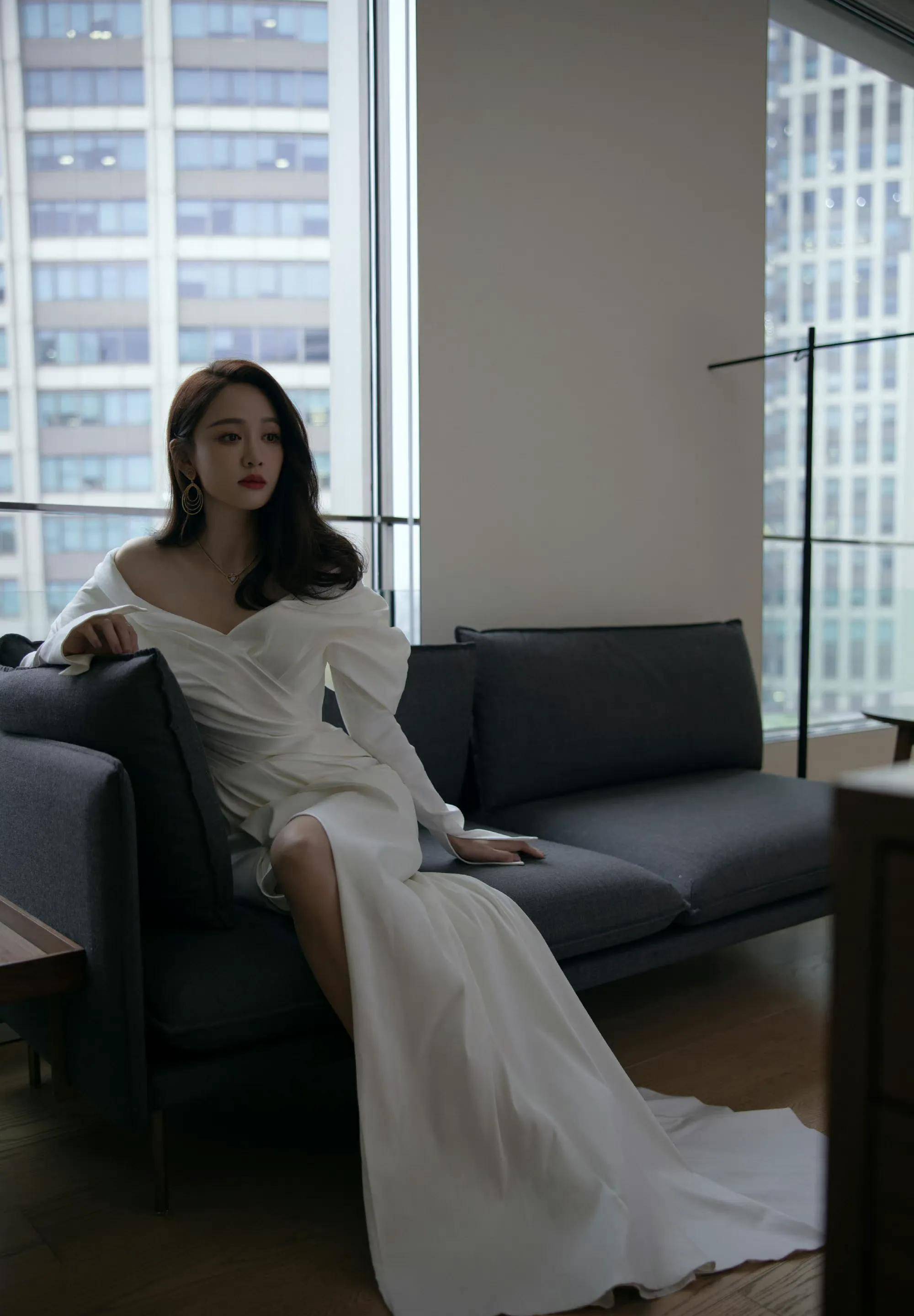 陈乔恩晒露肩白裙照,一袭纯白勾勒曼妙身姿,优雅高贵,美丽动人_身材