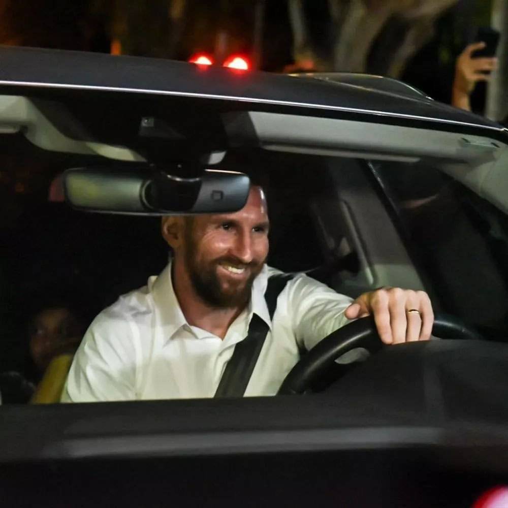 梅西开车参加侄女生日会,被狂热球迷围堵寸步难行!_妻子_世界杯_时间