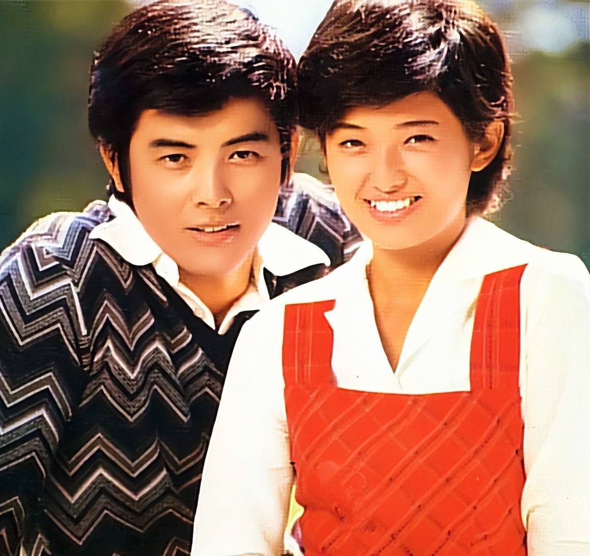 看了山口百惠夫妇的穿搭才明白,男人端庄反油腻,女人叠穿才最美_爱情