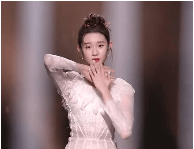 张艺凡光脚跳芭蕾,镜头特写到脚部,粉丝们心疼了_舞台_时候_表演