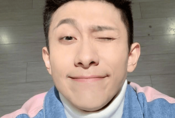 幽默的赵一山也不忘自嘲:"我长得不好看,所以自拍