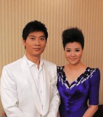 41岁王丽达后台踢腿惊人,歌唱家获聘成教授,儿子是舞台常客_汤子星