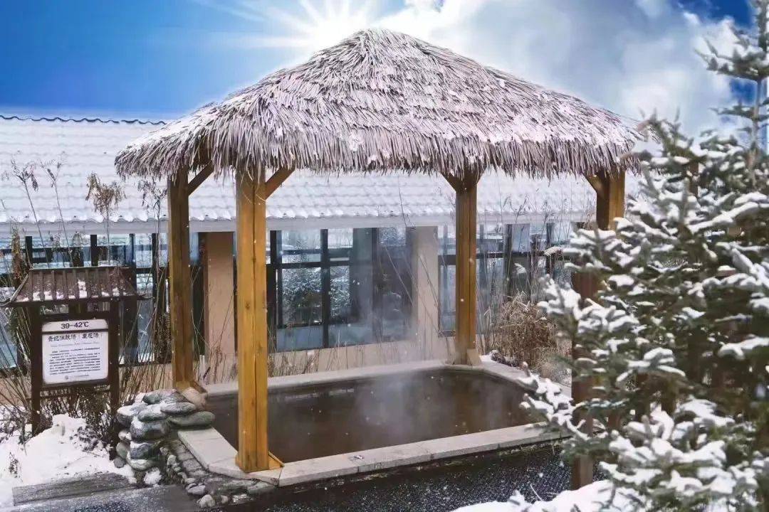 赏雪之后,可以选择在距离天山天池景区售票处约500米的五江温泉城休憩