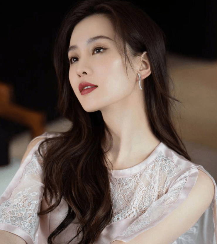 刘诗诗活动图流出,不加滤镜才能算明星生图,看这细腰真绝了_身材_孩子