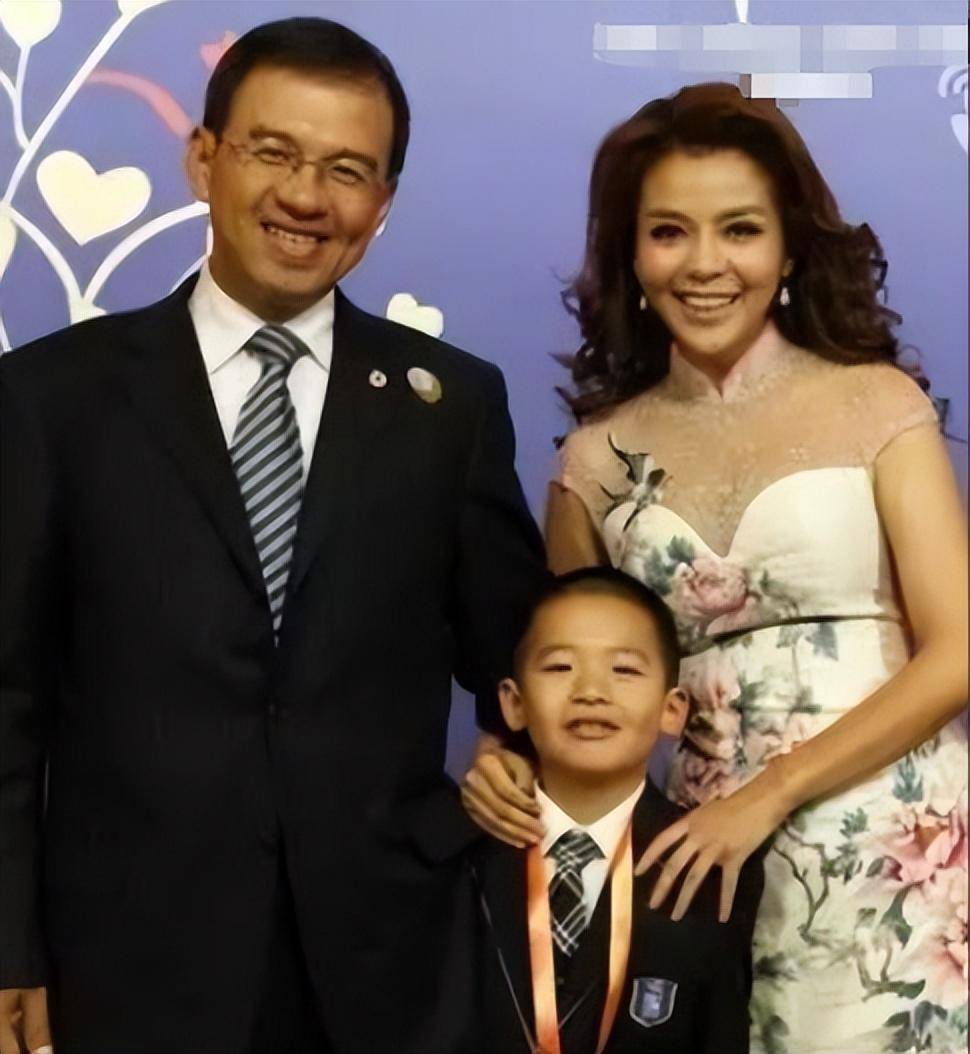 主持朱迅:嫁大8岁王志伺候瘫痪公公,如今49岁被丈夫宠成宝_工作_因为