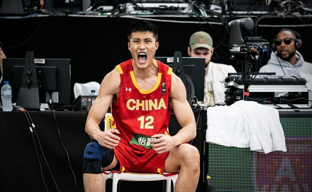 中国攻防两端连续被吹犯规,日本趁机连追2分,朱渊博自投自抢补篮得手